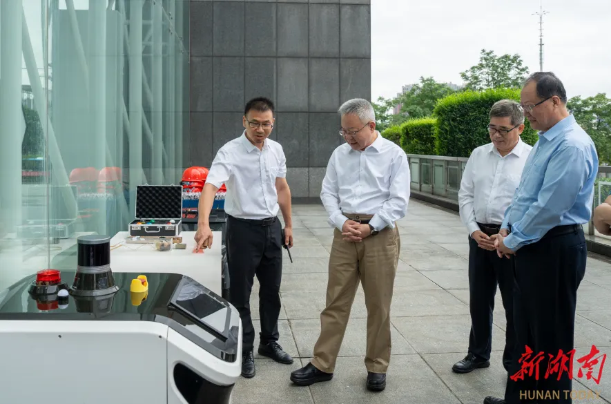 Shen Xiaoming und Mao Weiming inspizieren neuartige umweltfreundliche Feuerwerksmuster von Xiangke Holding